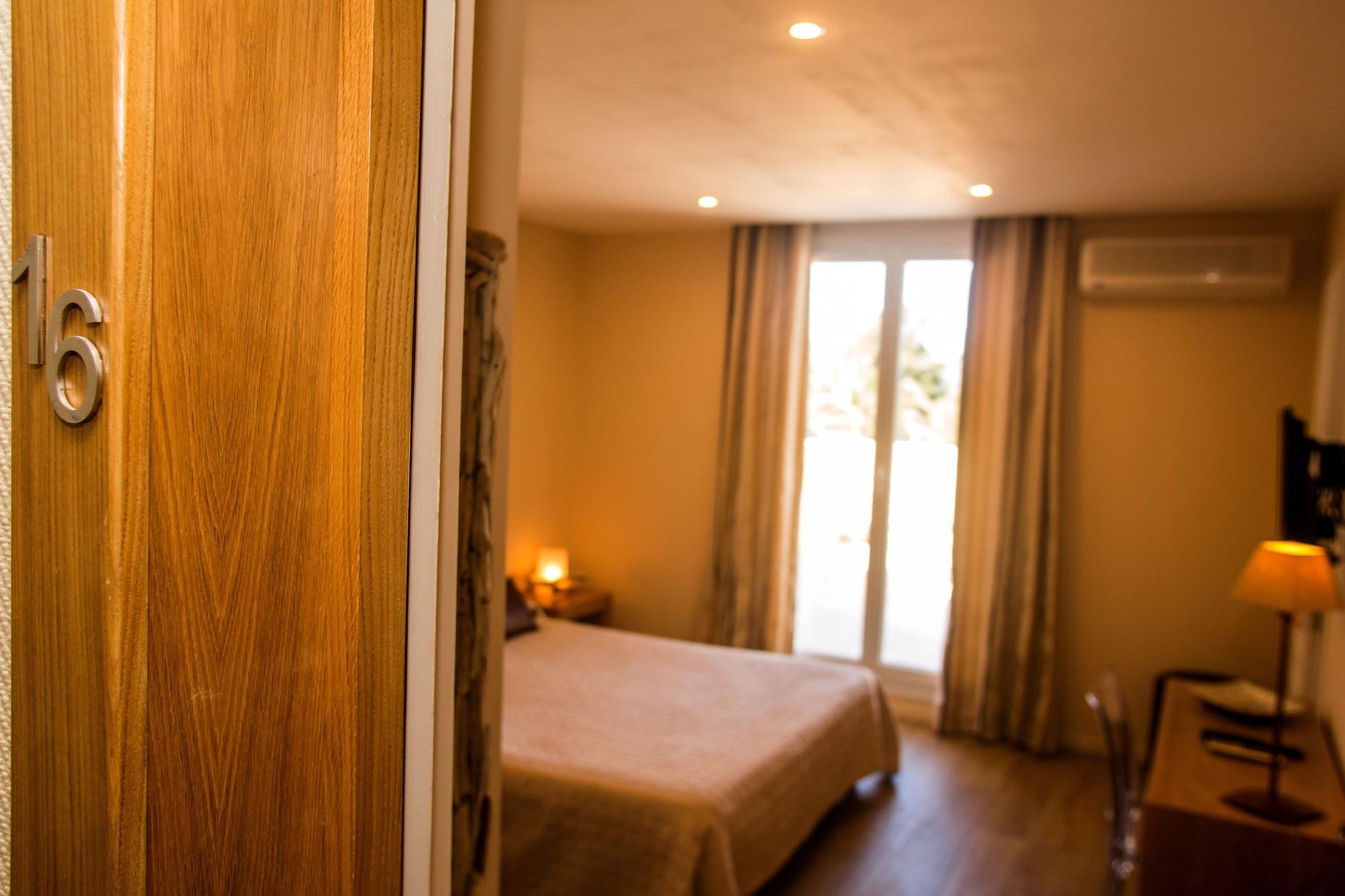 Hotel Cesario カルヴィ エクステリア 写真